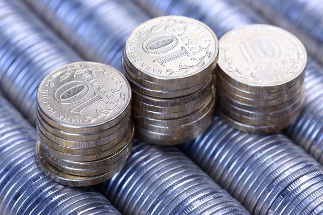 Монета никеля в банке из олова, серебряный деньги - оптимизированный текст.