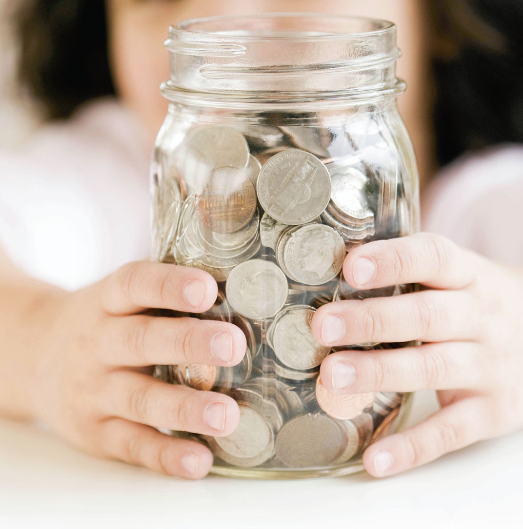 Банка с лекарствами и монеткой — медикаменты, таблетка, деньги, монета.