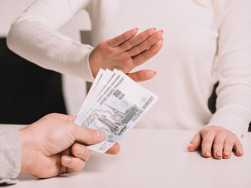 Визитная карточка на фоне бумаги с текстом и деньгами.