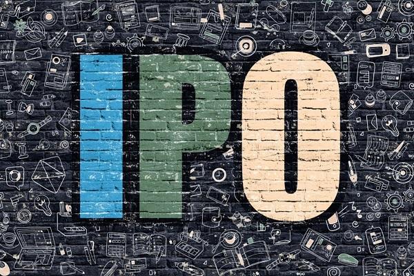 Кирпич, школьная доска с текстом, цифры, символы, искусство – краткое SEO-оптимизированное описание изображения.