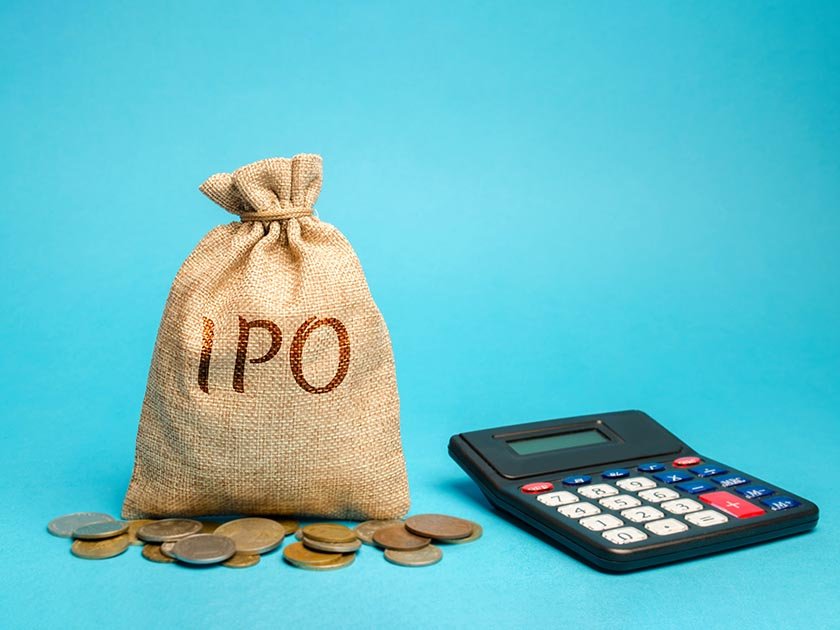 Сумка из черной кожи с золотистой фурнитурой на белом фоне.