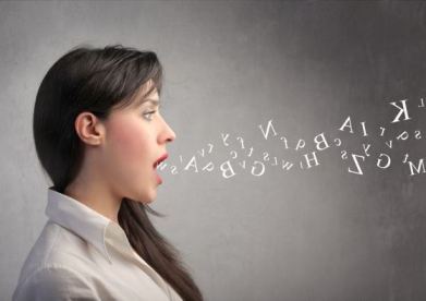 Чёрно-белый портрет человека у доски с текстом, фотография головы и лица.