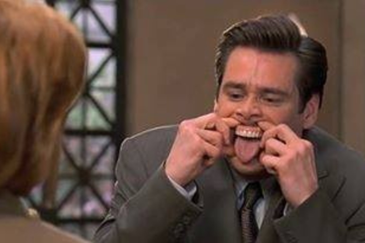 Голова счастливого мужчины в деловом костюме с галстуком, смеющегося.