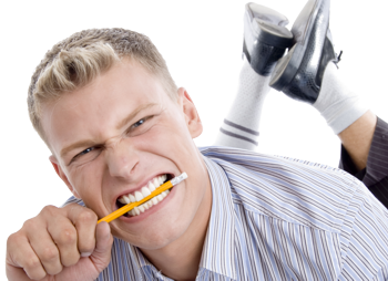 Человек с зубной щеткой и основными средствами для ухода за лицом.