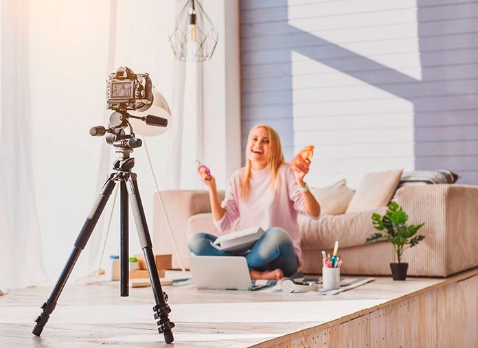 Женщина сидит на электросамокате с лампой, фокус на лице и голове.