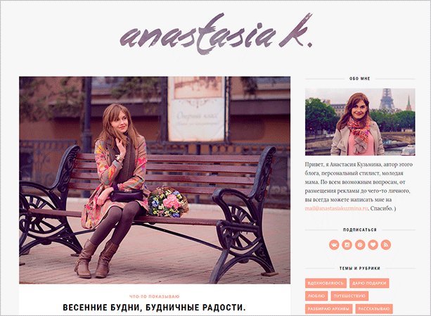 Женщина-взрослая на скамейке с рекламным плакатом с сумкой в руке.