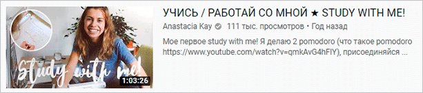 Человек с фотокамерой фотографирует текст на рекламном постере.
