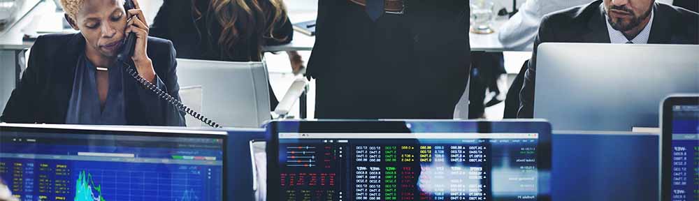 Женщина и мужчина работают на компьютере, монитор на фоне.