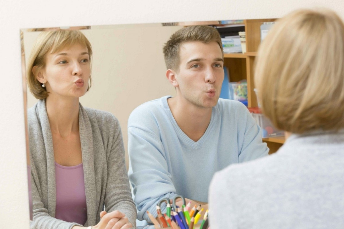 Двое подростков, мужчина и женщина, ведут беседу, изображение лиц.