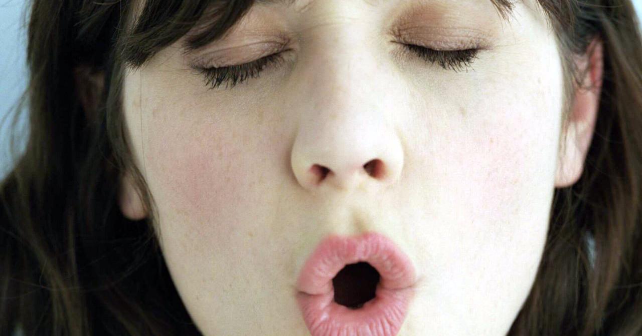 Человек зевает, представляя голову со стоящим человеческим лицом.