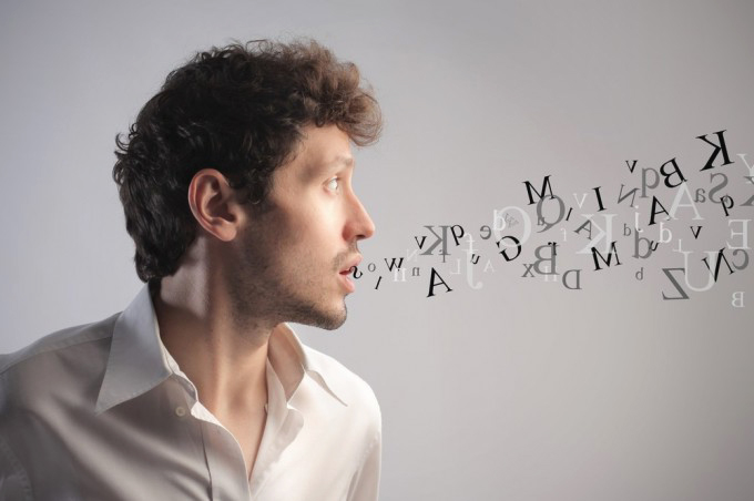 Фотография взрослого мужчины с выразительным лицом и текстовой графикой.