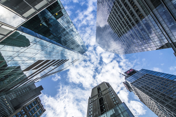 Городской пейзаж с высокими зданиями - офисными башнями, небоскребами и апартаментами.