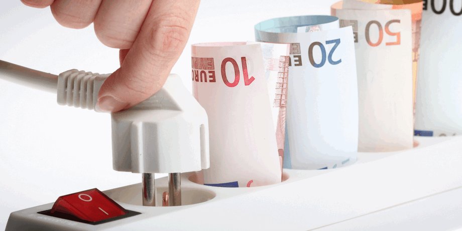 Чашка с лентой - свежий вид на освежающий напиток.