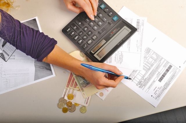 Мужчина взрослый пишет текст на документе с использованием ручки.