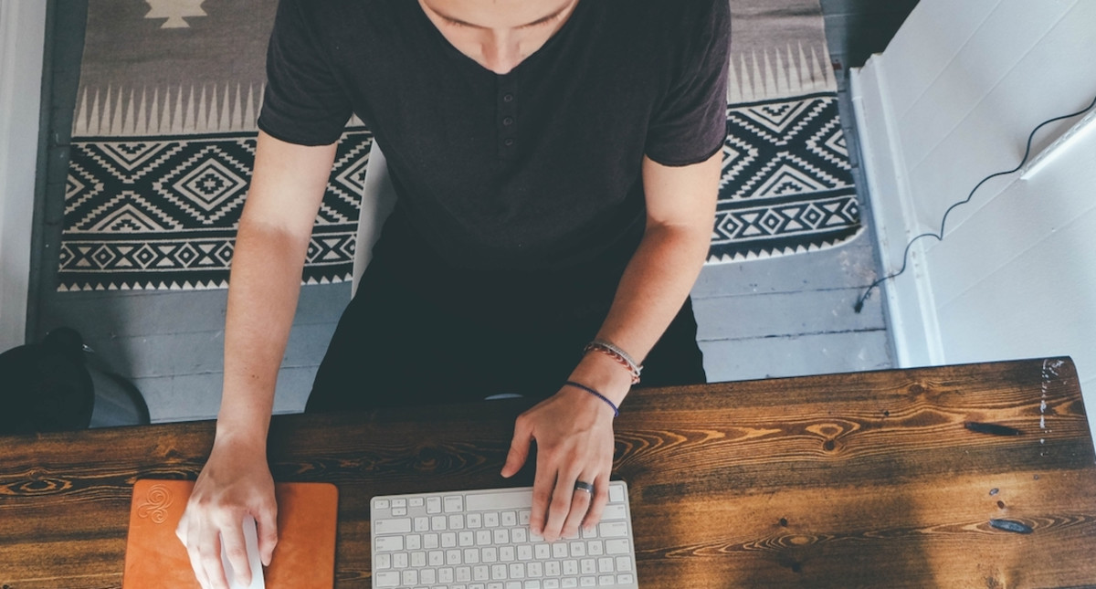 Интерьерный дизайн: стол из твердых пород дерева с компьютерной клавиатурой, лицо.