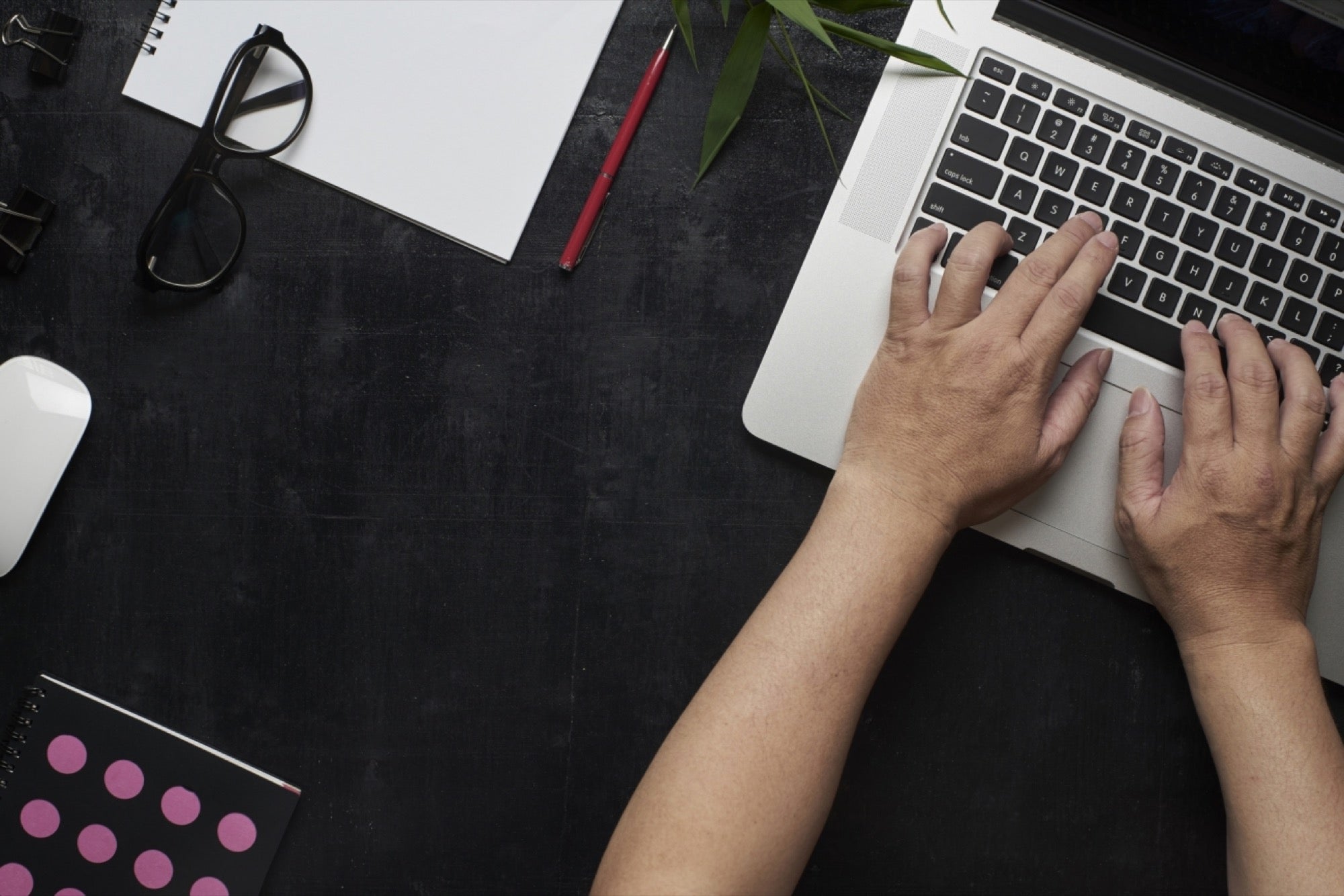 Компьютерная клавиатура на руках человека, электроника: ПК, ноутбук, аксессуары.