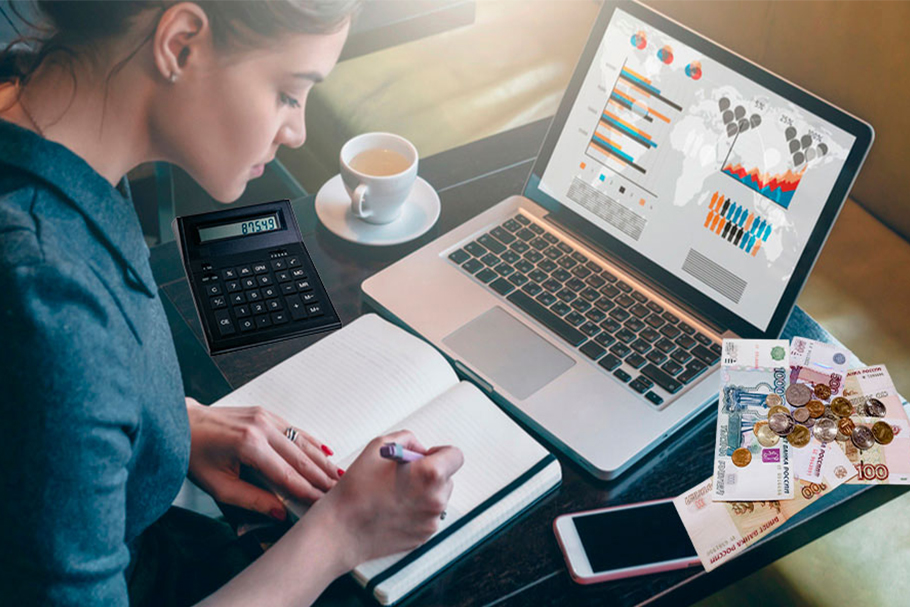 Клавиатура, кофейная чашка, ноутбук, писающая женщина перед монитором.