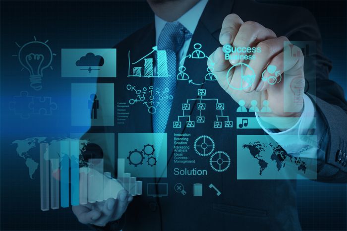 Человек в официальной одежде, обеспечивает безопасность.