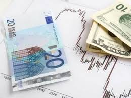 Белая доска с размещенными на ней деньгами - оптимизированный альтернативный текст для изображения.