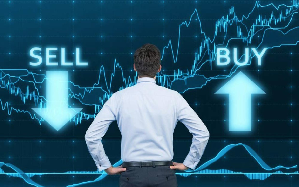 Взрослый мужчина - охранник, обеспечивающий безопасность.