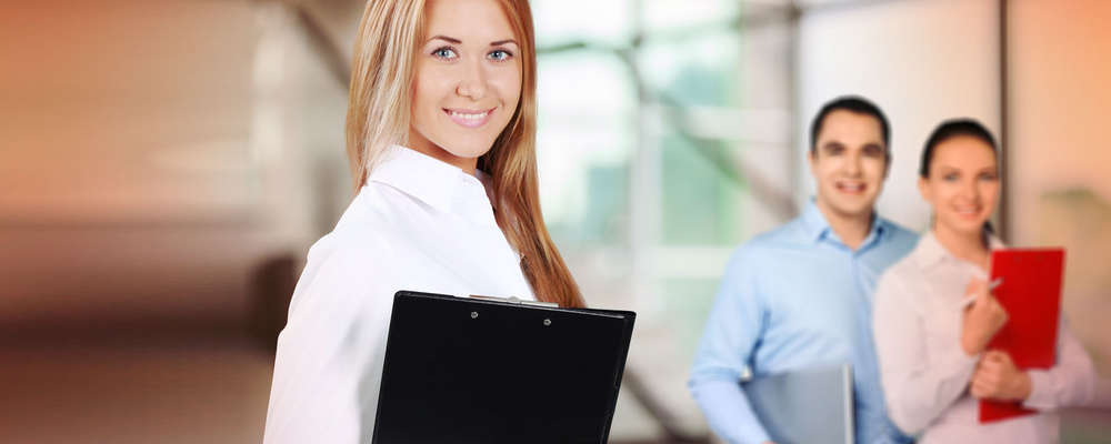 Человек в пальто смотрит в камеру — одежда, пальто, лицо, голова.