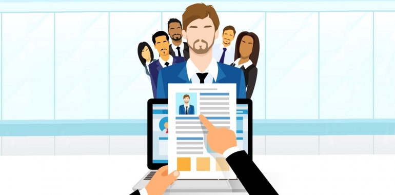 Человек в деловом костюме с галстуком за ноутбуком перед аудиторией.