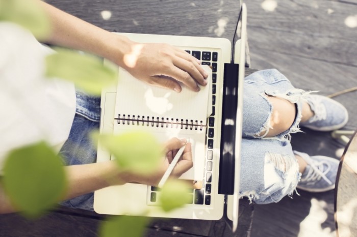 Человек играет в теннис на компьютере с лэптопом и ПК на заднем плане.