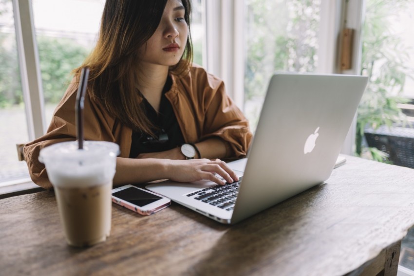 Ноутбук, ПК, стакан для одноразового использования, мобильный телефон, женщина пишет.