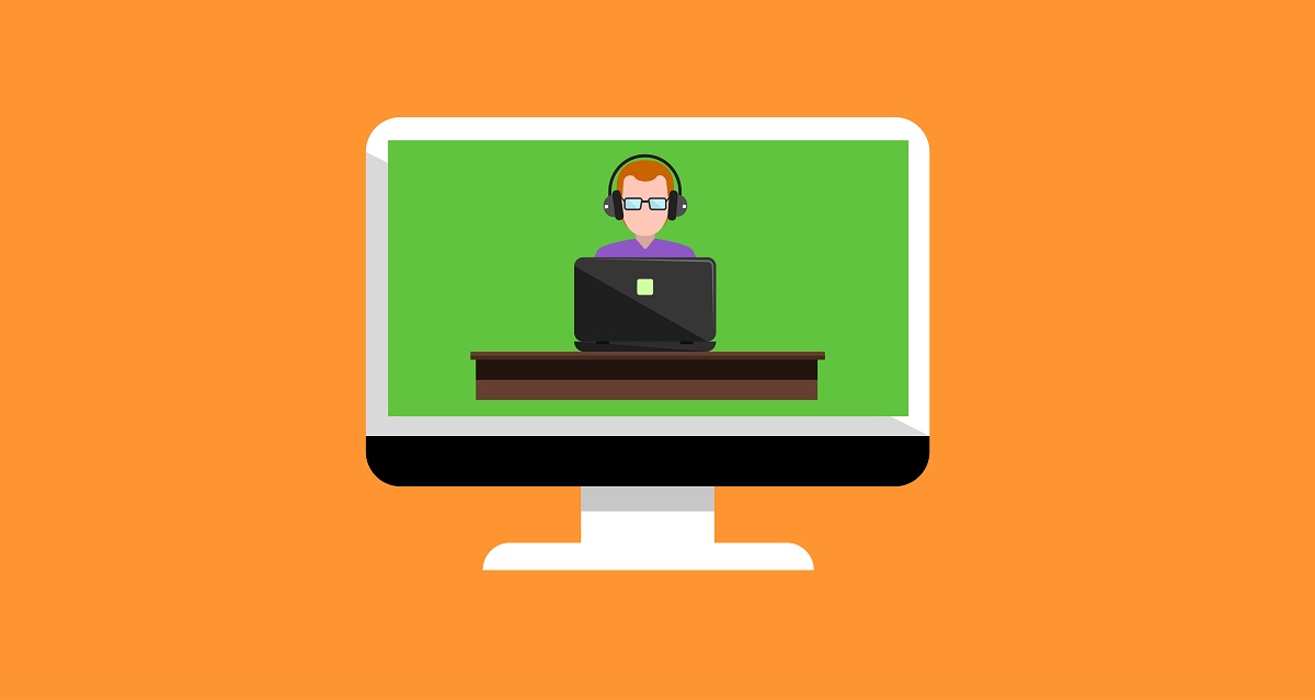 Человек смотрит на монитор компьютера — изображение с компьютерной техникой и лицом.