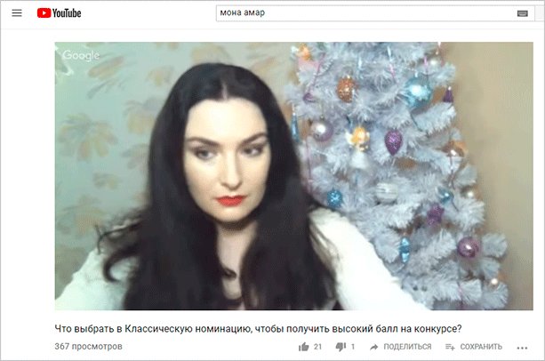 Взрослая женщина с черными волосами, украшениями на рождественской елке, портрет.