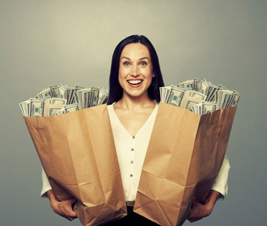 Взрослая женщина с сумкой за плечом, крупный портрет с удовлетворенным выражением лица