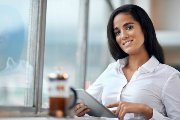 Изображение: Исполнительница, взрослая женщина в блузке.