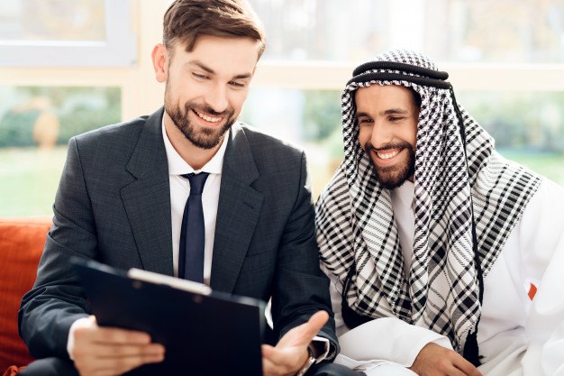 Человек-руководитель с планшетом, в шарфе, мужчина лицо на фоне головы.