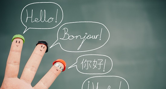 Человек пишет на доске рукой указательного пальца — изображение: Черная доска, человек, рука.