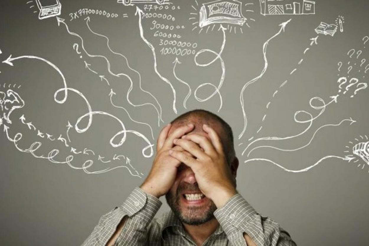 Мужчина с серьезным выражением лица у доски, фотопортрет; взрослый мужчина.