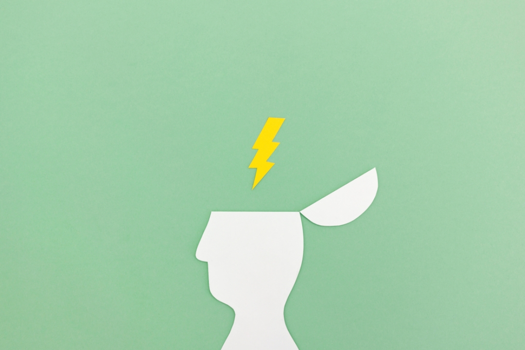 Люди, логотип, искусство: человек рисует на бумаге.