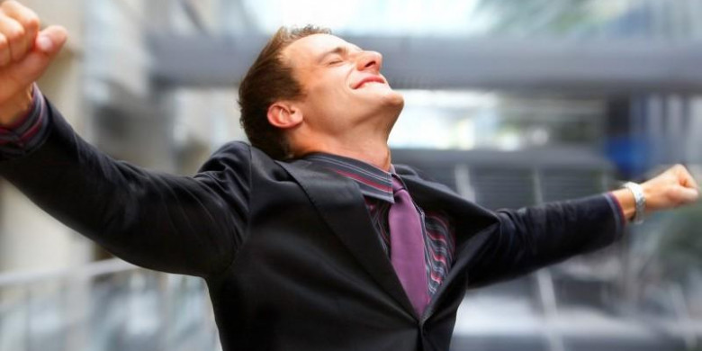 Человек в формальной одежде, радостное лицо, стоит, пальто, лицо.