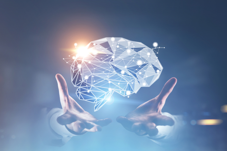 Перстень с бриллиантом на пальце руки с искрящимся светом и кристаллами.