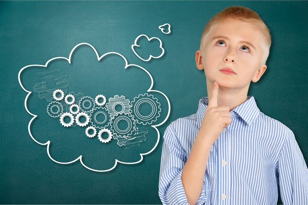 Человек с фотокамерой смотрит в камеру, близкий портрет в рубашке.