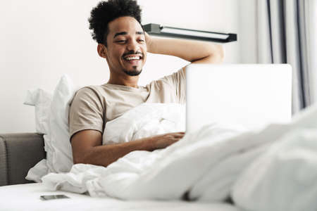 Человек счастливо улыбается, лицо с видом на голову.