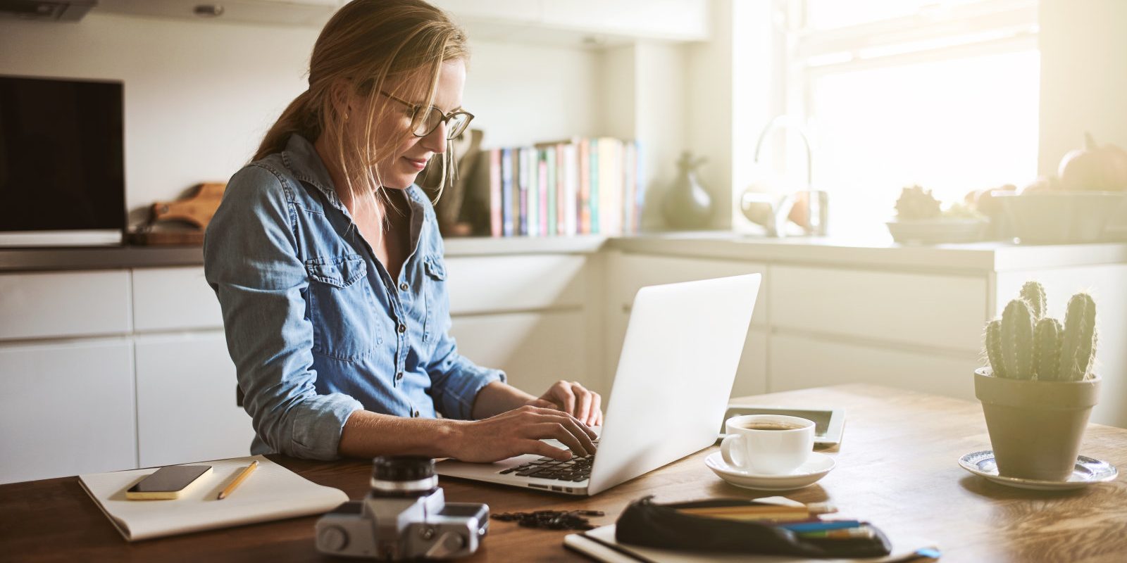 Женщина с головой в телефоне, лицом и растениями, взрослая на ноутбуке и с ручкой.