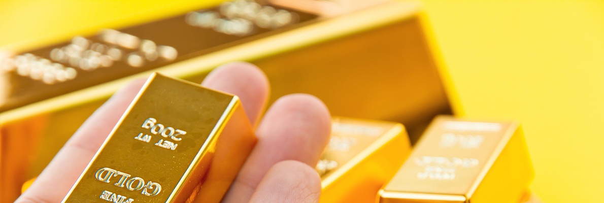 Золотой человек на фоне моря.