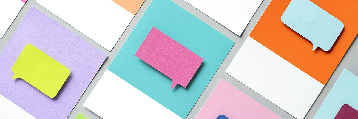 Конверт с почтой и бумагой - оптимизированный альт-текст изображения.