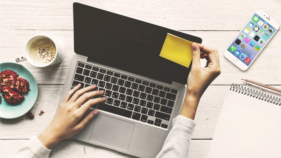 Электроника: компьютер, ноутбук, клавиатура, телефон, кофе, ручка на тарелке.