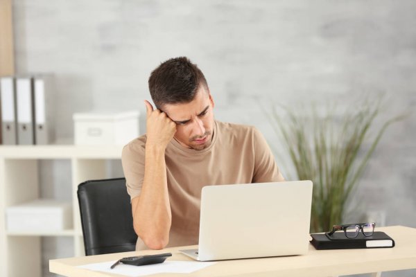 Грустный мужчина в очках смотрит на ноутбук - голова, лицо, взрослый, персона, портрет.