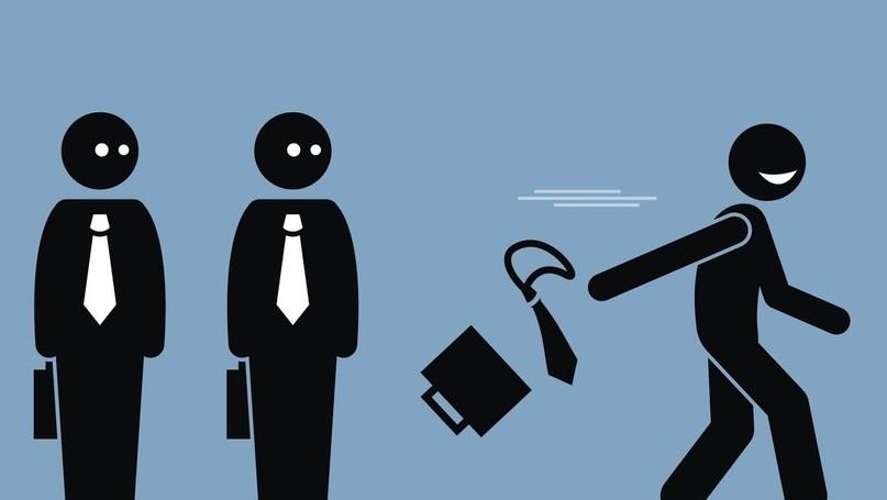 Мужчина во френче, галстук, сумка, символ креста, аксессуары.