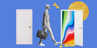 Мужчина с сумкой, в модерновом пальто, окруженный работами искусства.