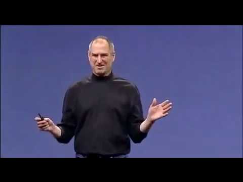 Мужчина в футболке среди толпы, держащий палец наверх, люди в одежде.