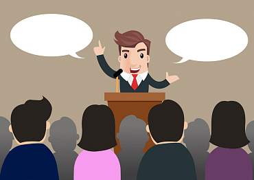 Люди на мероприятии с книгами и ракетками для пинг-понга.