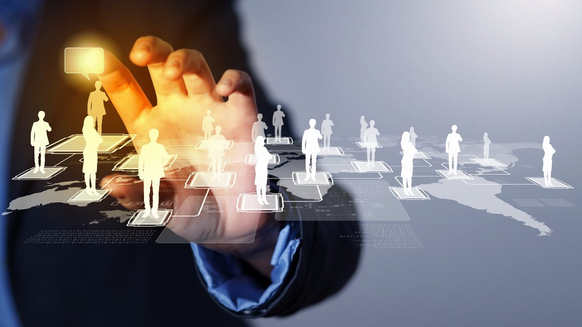 Человек, рука на белом фоне - оптимизированный alt текст для изображения.